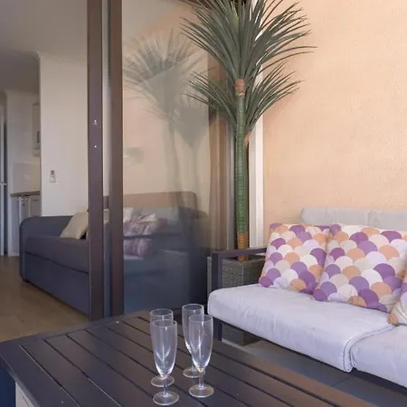 L'azur Pour 3 Avec Terrasse Vue Et Piscine Accessible, Pres Des Plages *