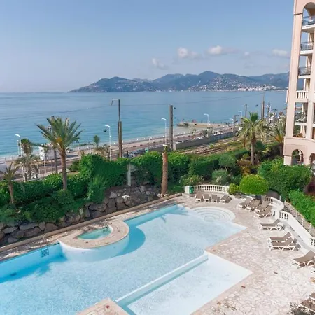 L'azur Pour 3 Avec Terrasse Vue Et Piscine Accessible, Pres Des Plages 아파트